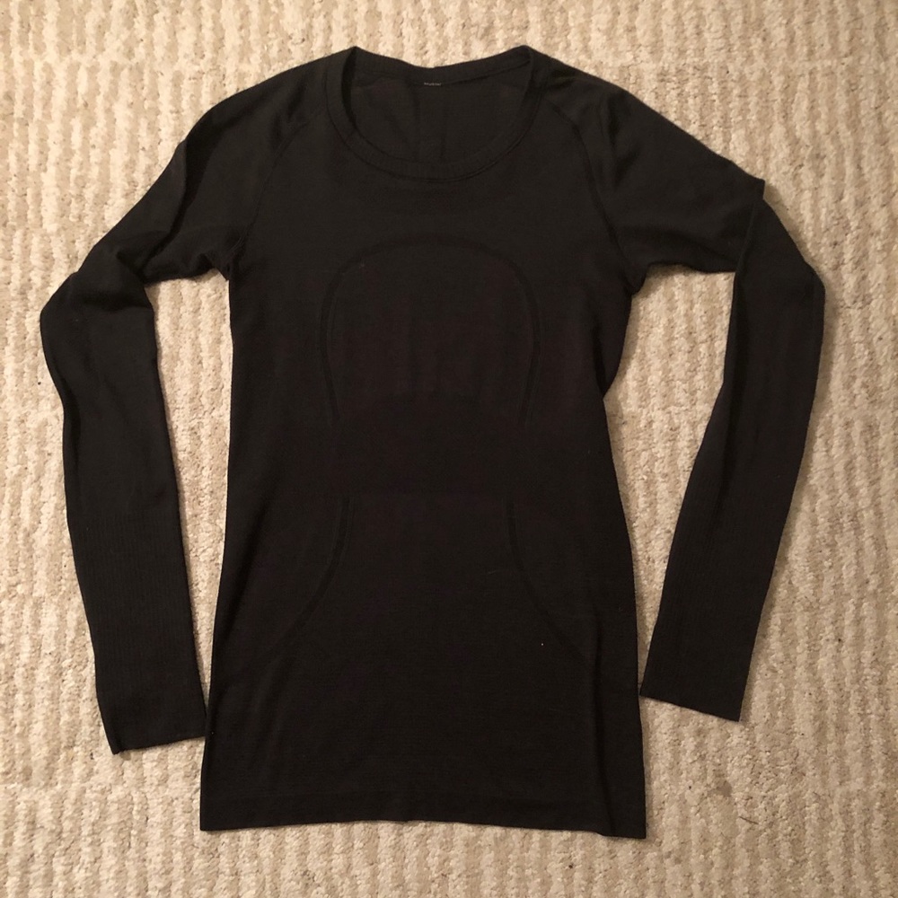 Lulu lemon gently worn women’s size 4 long sleeve
